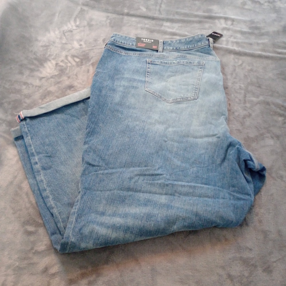 Torrid Jeans Womens 30T Light Wash Blue Boyfriend Straight Distressed‎ Stretch